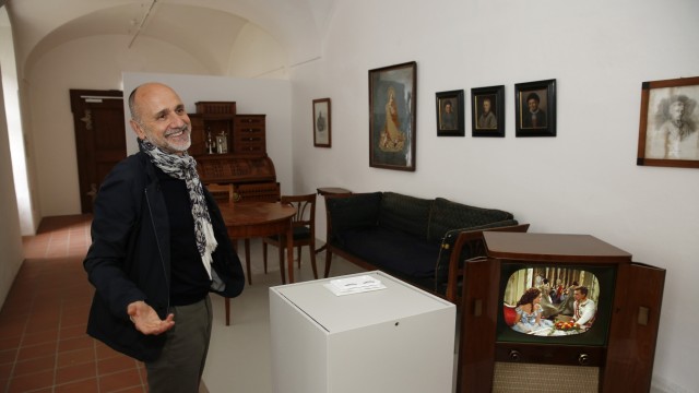 Neue Ausstellung in Eurasburg: Das Mobiliar des späteren Erzbischofs Kaspar Urban hat Christoph Kürzeder um einen Fernseher ergänzt, dessen Mobiliar in der Ausstellung zu sehen ist.