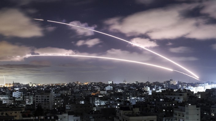 Rufe nach einem Waffenstillstand werden immer lauter: Raketen aus Gaza, die auf Israel zielen.