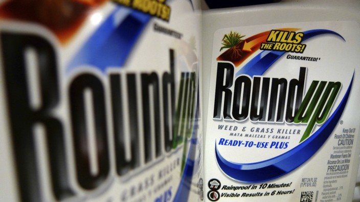 Glyphosat: Kanister mit dem Herbizid Roundup. Es enthält den Wirkstoff Glyphosat.