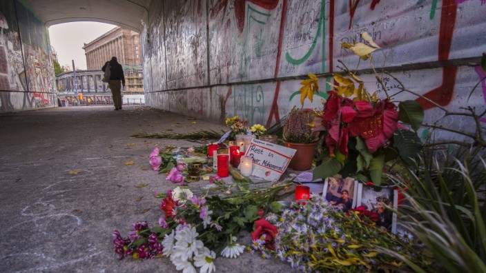 Tatort Monbijoupark Deutschland, Berlin, 03.11.2020, Blumen und Kerzen an der Stelle, wo der 13-jährigen Mohammed A. erm
