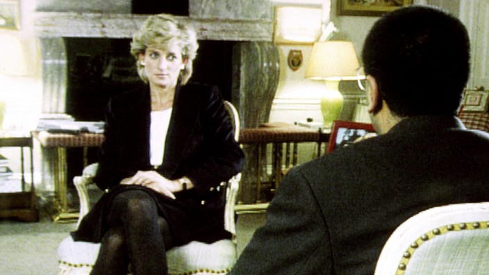 Skandal-Interview mit Prinzessin Diana: Prinzessin Diana 1995 im Gespräch mit BBC-Reporter Martin Bashir beim Interview des britische Fernsehsenders BBC.