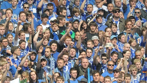 Bundesliga: Fans des FC Schalke 04 beim Spiel gegen Werder Bremen