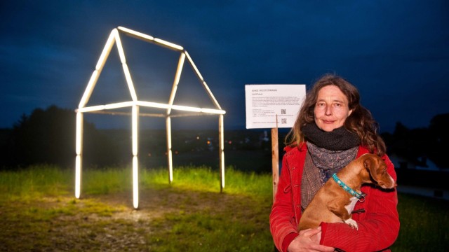 Ebersberg goes Arkadien: Die Berliner Künstlerin Anke Westermann hat ihr "Lichthaus" unter dem Aussichtsturm aufgebaut.