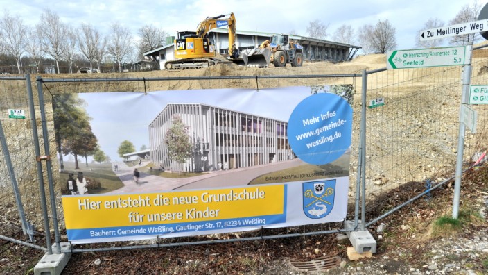 Haushalt: Im Mai vergangenen Jahres haben die Bauarbeiten für die neue Schule in Weßling begonnen. 6,5 Millionen Euro will die Gemeinde heuer in den Bau stecken.