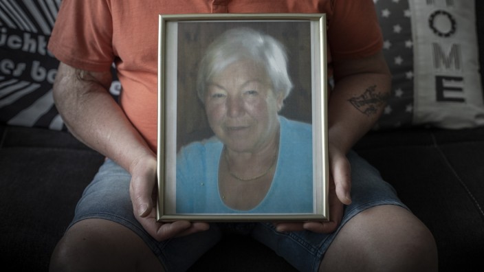 Tod im Seniorenpark: Hans Müller hält ein gerahmtes Portrait seiner jüngst verstorbenen Mutter in seinen Händen.