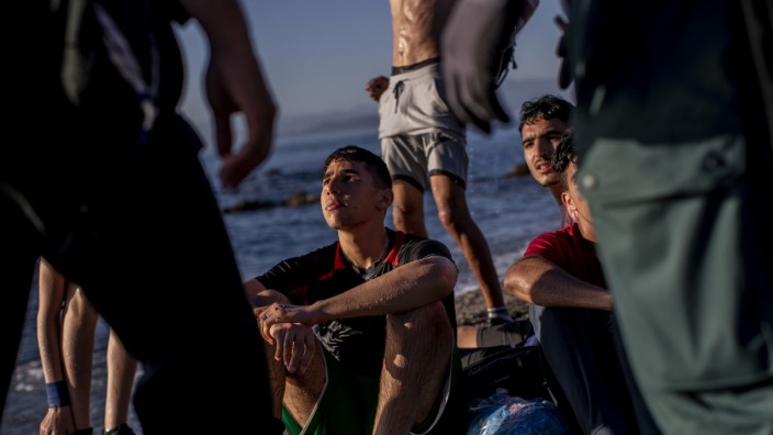 Marokko: Migranten sitzen am Strand von Ceuta, umringt von Angehörigen der spanischen Küstenwache. Etwa 8000 Menschen gelangten am Montag über die Grenze.