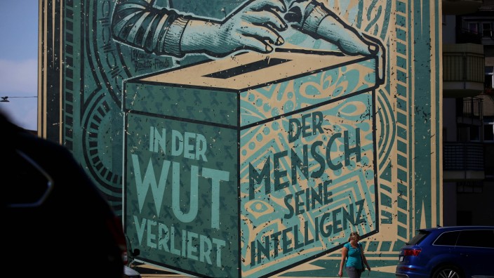 Cyberattacken: Was Desinformation anrichten kann: Ein Graffito in Dresden mit einem Satz des Dalai Lama.