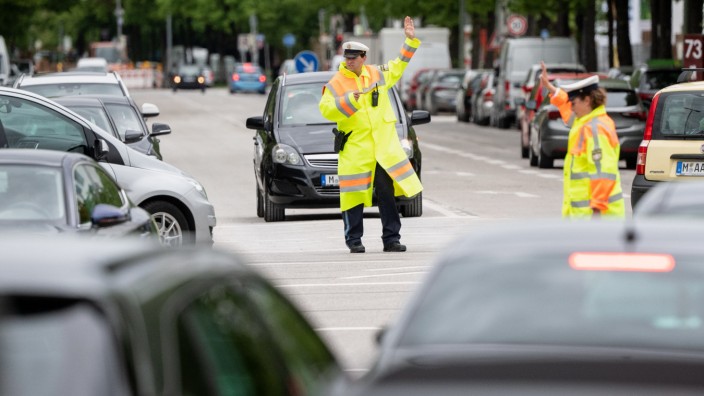 München: An mehr als zehn großen Kreuzungen in München regelten Polizisten den Verkehr (Symbolbild).