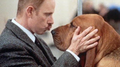 Das philosophische Gespräch: Bussi für Bello: Im Kinofilm "Best in Show" gibt Harlan Pepper (Christopher Guest)seinem Bluthund Hubert ein Küsschen.