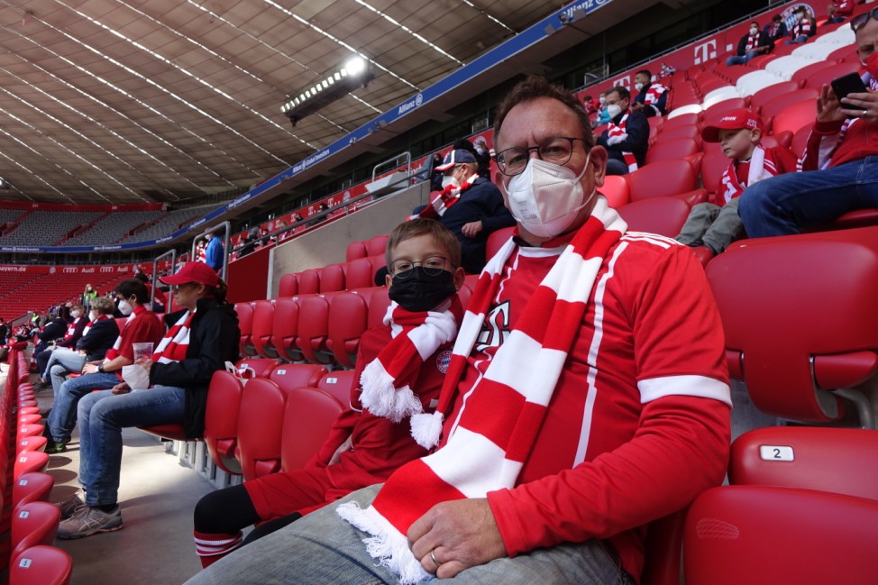 Fußball-Fans Robert und Sohn Julian Lankes beim Spiel des FC Bayern gegen Augsburg im Stadion