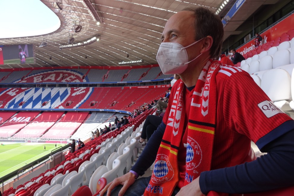 Fußball-Fan Armin Tietze beim Spiel des FC Bayern gegen Augsburg im Stadion