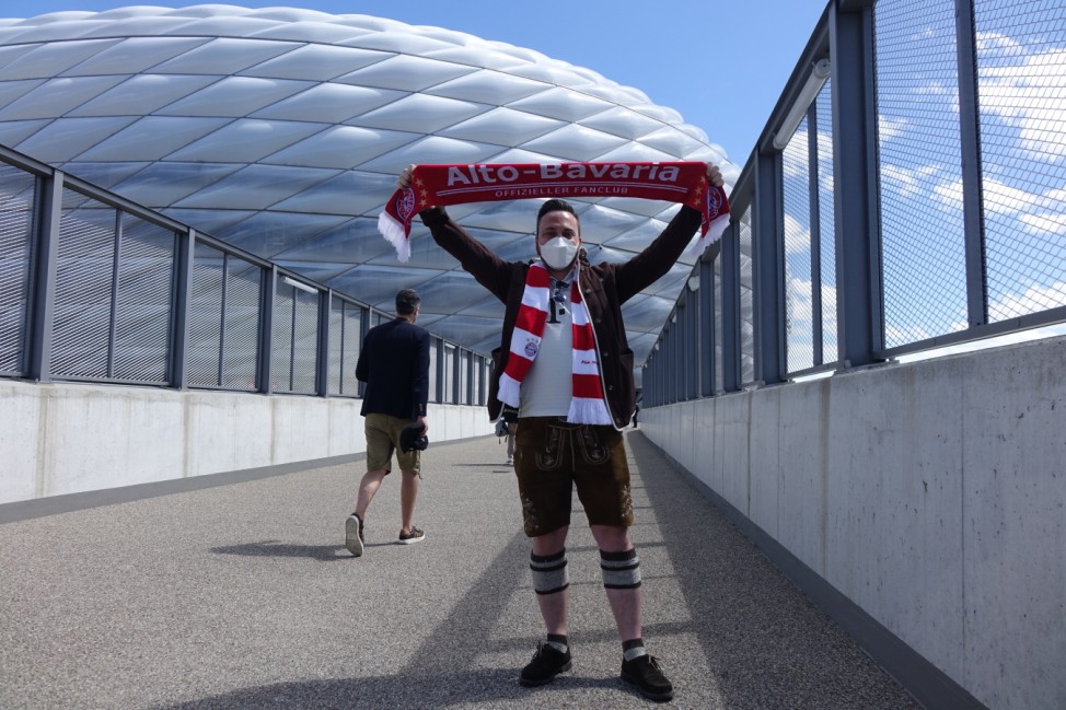 Fußball-Fan Dominik Heppner beim Spiel des FC Bayern gegen Augsburg im Stadion