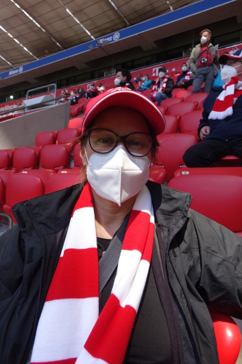 Fußball-Fan Melanie Mundinar beim Spiel des FC Bayern gegen Augsburg im Stadion