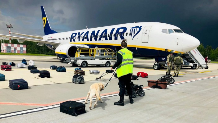 Belarus: Ein Hund durchsucht das Gepäck am Minsker Flughafen durchsucht - gefunden wurde nichts.