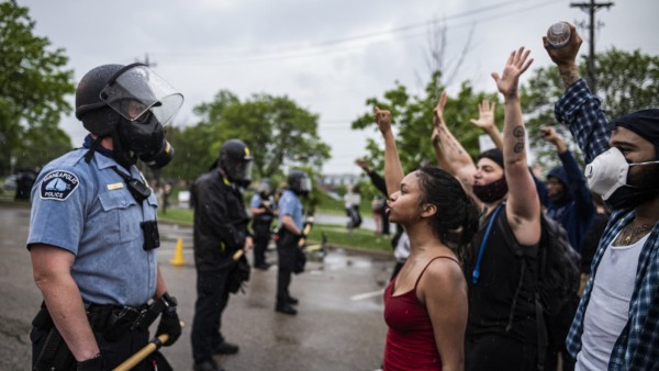Demonstranten und Polizisten bei einem Protest in Minneapolis vor genau einem Jahr, kurz nach dem Tod von George Floyd.