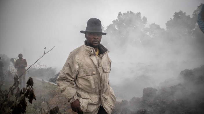 Vulkanausbruch in Goma: Bilder wie aus einem Endzeitfilm: rauchende Lavasteine in Goma.
