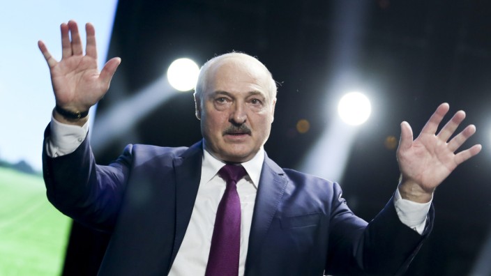 SZ am Abend: Der belarussische Präsident Alexander Lukaschenko schreckt nicht davor zurück, ein Flugzeug zur Landung zu zwingen, um einen Oppositionellen zu verhaften.