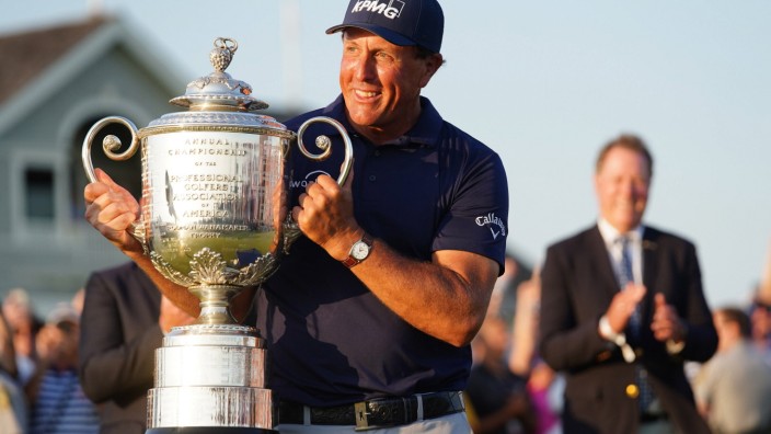 Phil Mickelson im Mai 2021 mit dem Pokal der PGA Championship