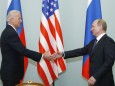 Zumindest aus US-Sicht nicht ganz auf Augenhöhe: Joe Biden (l.) und Wladimir Putin bei einem Treffen in Moskau 2011.