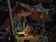 Menschen in Gaza unter einem provisorischen Zelt