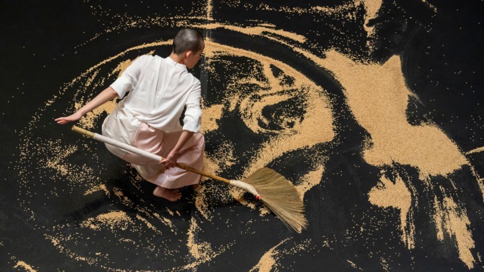Ausstellung in der Villa Stuck: Tänzer und Performance-Künstler werden Lee Mingweis Bodenskulptur aus Reiskörnern „Our Labyrinth“ ständig neue Formen verleihen.