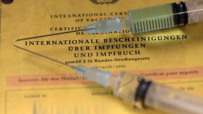 08.09.2020, Impfen, Symbolbild, ein Impfpass liegt auf dem Tisch mit zwei Spritzen. 08.09.2020, Impfen Symbolbild Impfpa
