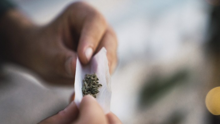 Ein Cannabiskonsument dreht sich einen Joint. Die meisten Verfahren wegen des Besitzes von Cannabis werden eingestellt.