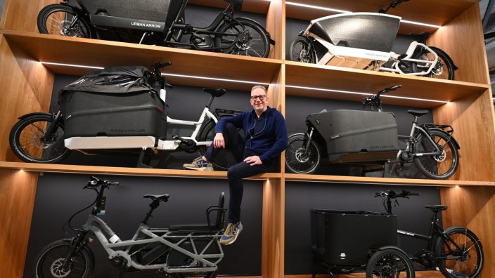 Verkehr in München: Radlhändler Paul Kefer mit einigen seiner Lastenräder. Das Modell links unten ist nicht größer als ein ganz normales Rad, trägt aber 200 Kilo Last.