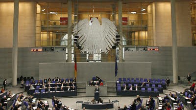 Streit um Antisemitismus-Beschluss: Der Bundestag in Berlin streitet über den gemeinsamen Beschluss eines Antisemitismus-Appells