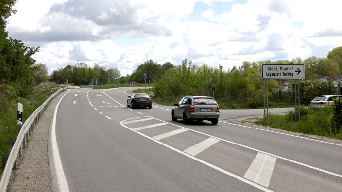 Verkehr im Landkreis: Vom Lärm der Autos, die über den Marzlinger Kreisel fahren, fühlen sich Tuchinger belästigt.