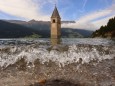 Meran, Italien September 2019: Impressionen Meran und Umgebung - September - 2019 Reschensee im Vinschgau mit der alten