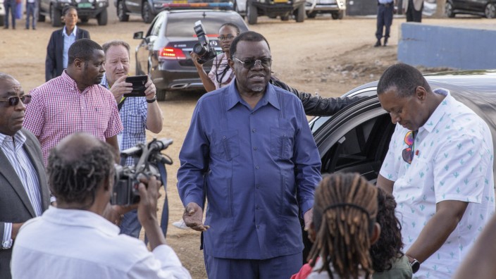 Namibia: Soll neu verhandeln lassen: der Präsident von Namibia, Hage Geingob (Mitte).