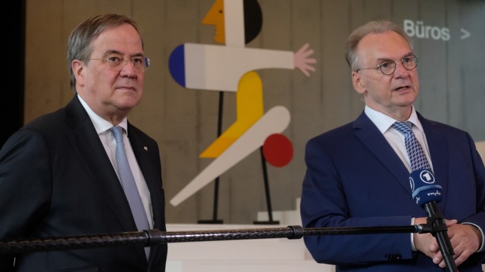 Die Ministerpräsidenten Armin Laschet und Reiner Haseloff bei einem Wahlkampftermin im Dessauer Bauhausmuseum