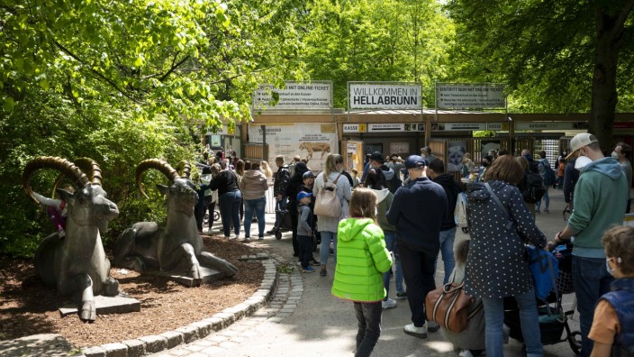 Tierpark Hellabrunn: Oft bilden sich lange Schlangen vor den Eingängen - auch weil Besucher mit Tickets sich hinten anstellen müssen.