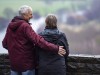Feature Altersversorgung Ein Mann und eine Frau stehen auf einer Aussichtsplattform und schauen auf einen Fluss und eine