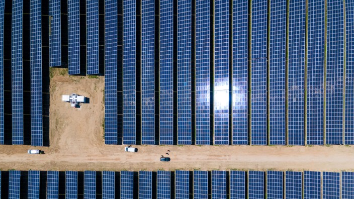 Deutsche Solarindustrie: Ein Photovoltaik-Park, aufgenommen mit einer Drohne.