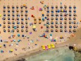 Luftbild, Strandleben in der Bucht von Peguera, Strand Platja Gran de TorÃ , Abstandsregel Corona, Camp De Mar (Es), Eu