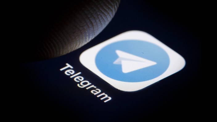 Symbolbild Das Logo des Instant Messaging Dienstes Telegram ist auf einem Smartphone zu sehen Berl