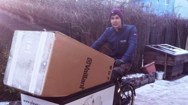 Kollektivbetriebe im Handwerk: Jakob Schröder transportiert einen elektrischen Warmwasserspeicher im Lastenrad.