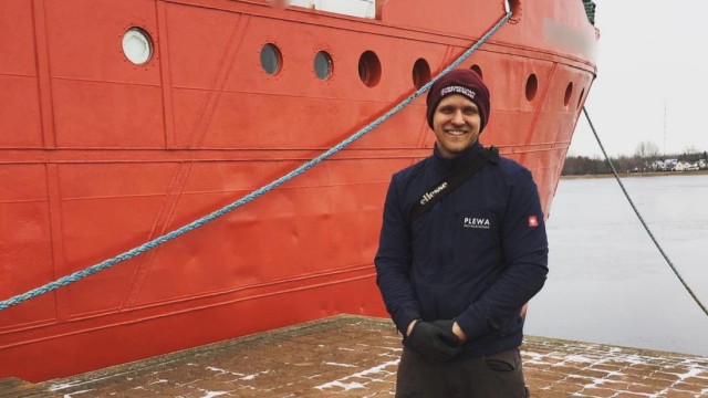 Kollektivbetriebe im Handwerk: Nico Schreiber vor dem Seenotrettungsschiff "Sea Eye 4": Für das Engagement musste er keinen Urlaub nehmen.