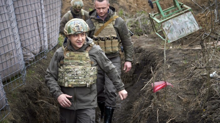 Ukrainischer Präsident Selenskyj besucht Militär in Donbass