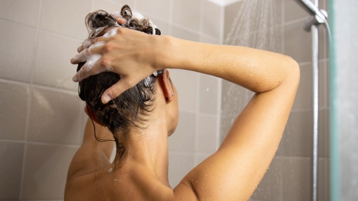 Hygiene: Eine Frau beim Duschen