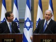 Isaac Herzog (links) nach seiner Wahl zum israelischen Präsidenten, gemeinsam mit Israels Premier Benjamin Netanjahu.