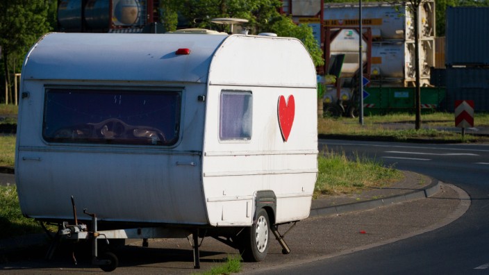 Verwaister Wohnwagen , welcher von Prostituierten für ihre Liebesarbeit genutzt wird wurde . Prostitutionsverbot wegen C