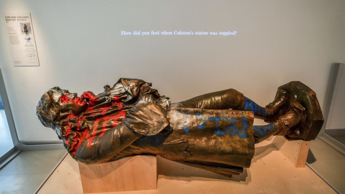Kolonialismus: Die besprühte Statue im Museum in Bristol. Wegen ihrer Beschädigungen kann sie nur liegend ausgestellt werden.