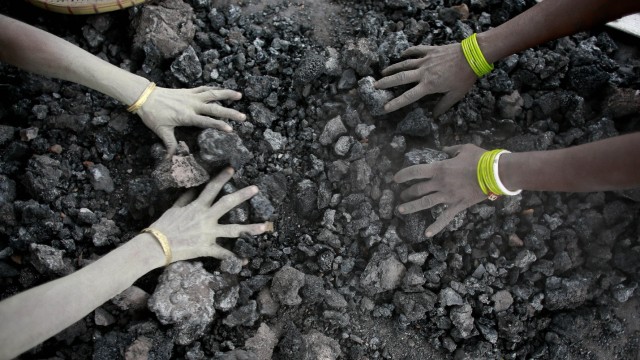 Klimapolitik: Frauen sammeln Kohlestücke im indischen Bundesstaat Assam.