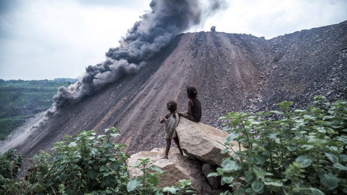 August 22, 2019 Jharia, Jharkhand, India: Two children are witnessing dumping in a dumping ground near a coal mine. Earl