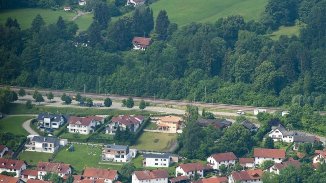 Bahnverkehr im Landkreis Ebersberg: Auf der Bahnstrecke durch Aßling könnte zusätzlicher Fern- und Güterverkehr zu Verspätungen bei der Regionalbahn führen, befürchtet man in den VG-Gemeinden.