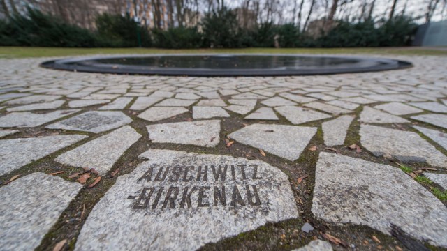 Political Book: Public Remembrance in the Form of a Monument in Berlin Has only existed since 2012: The memorial by artist Danny Karavan consists of a fountain with a retractable stone on which a fresh flower rests every day.