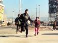 Bürgerkrieg in Bosnien: Ein Einwohner Sarajevos flieht mit seinem Sohn vor Heckenschützen